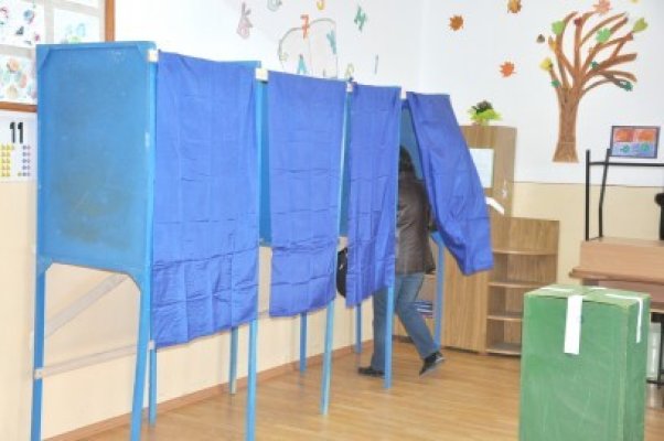 Cinci membri ai unei secţii de votare din Ovidiu, cercetaţi pentru fraude la referendum
